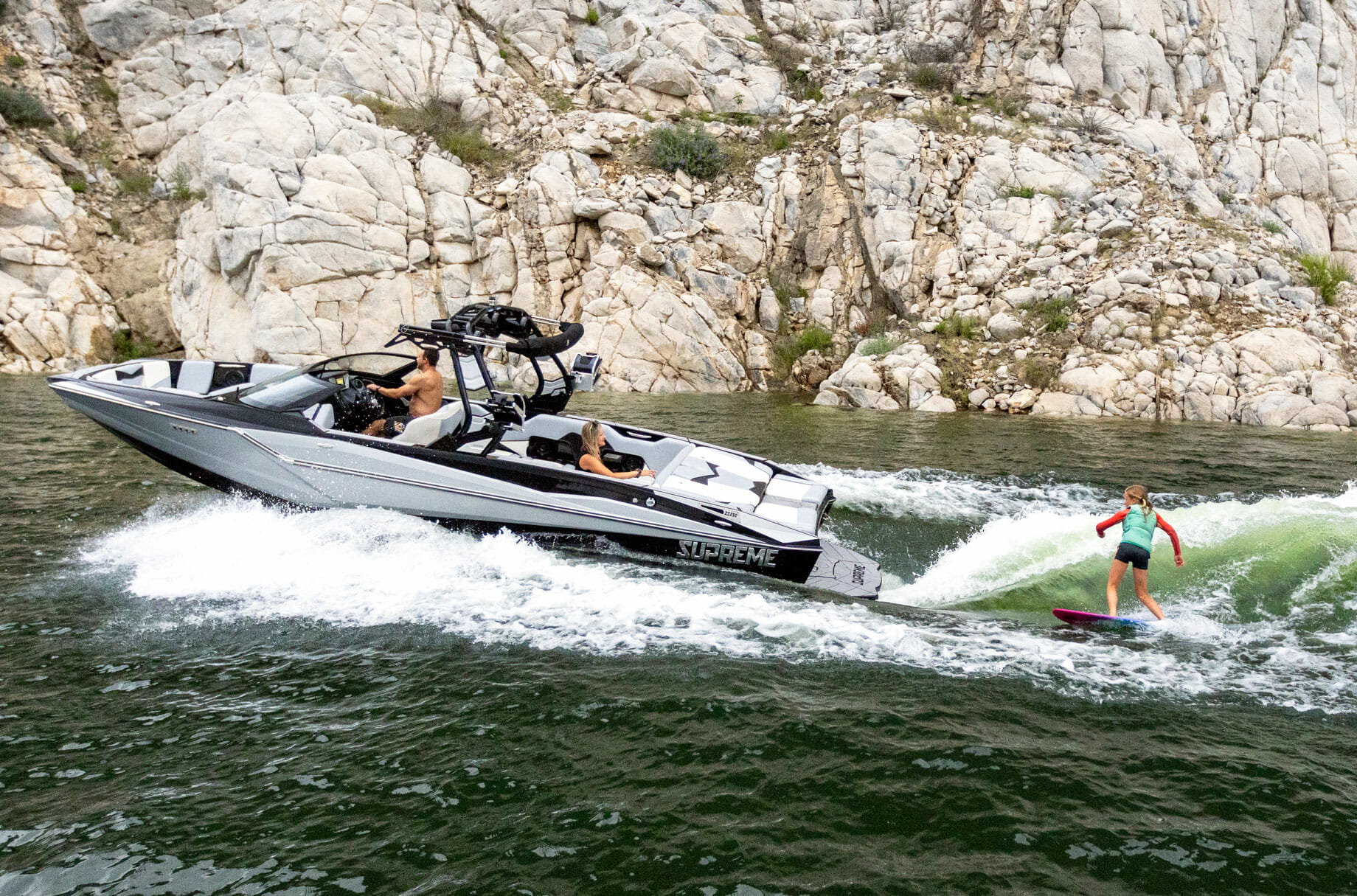 ZS252 wake boat pulling wake surfer